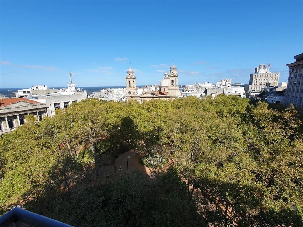 Frente a plaza Matriz, gran vista, 115 m2 , reciclado