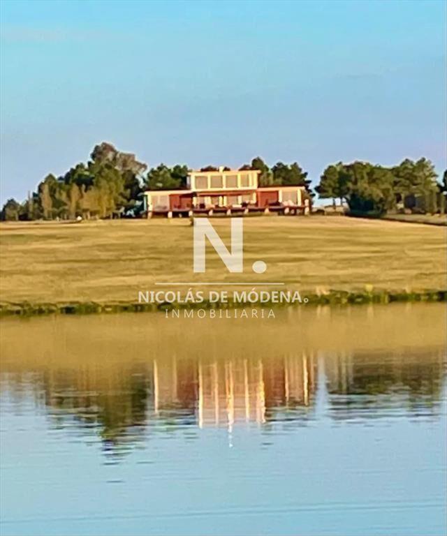 Vende casa en Laguna de los Cisnes, con hermosa y