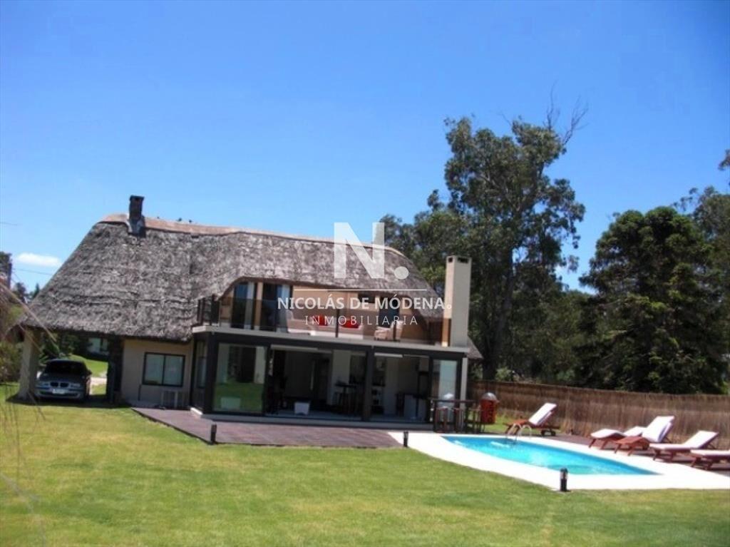 CabaÃ±a de 4 dormitorios y piscina cerca del mar,