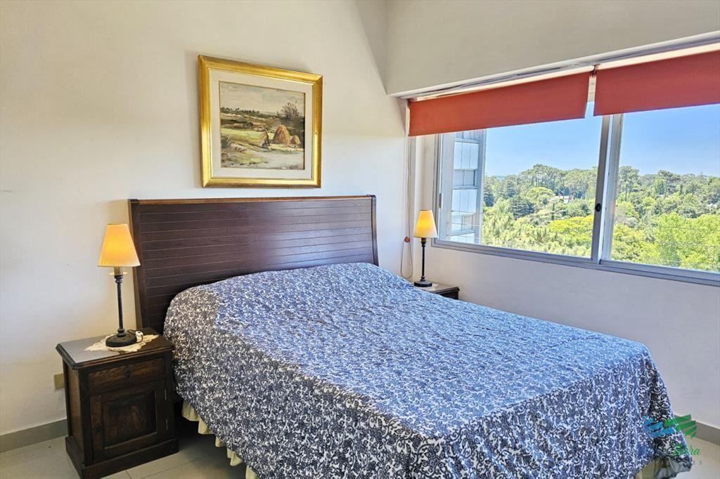 Alquila apartamento 1 dormitorio con cochera techada y serv