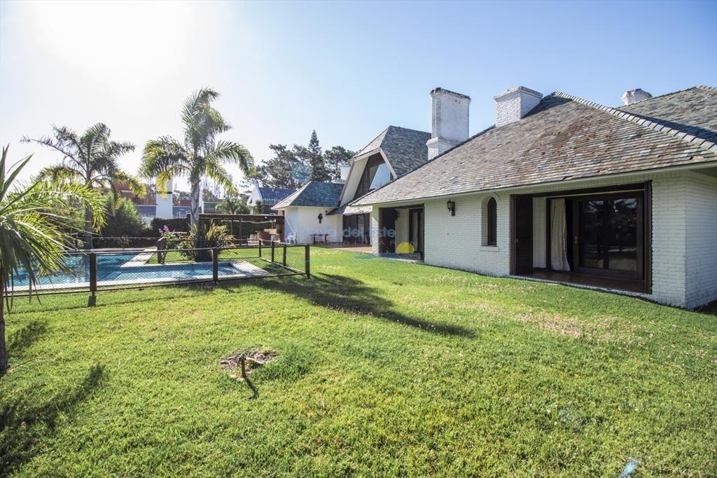 Venta de casa de 4 dormitorios más dependencia y