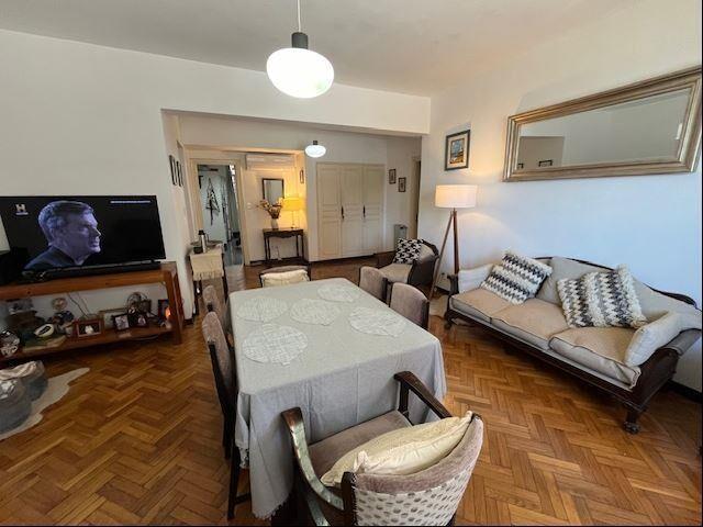 VENTA APARTAMENTO POCITOS 2 DORMITORIOS Y SERVICIO Y GARAJE