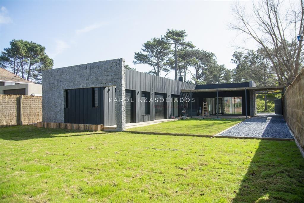 Chalet en venta en el Golf de Punta del Este de 4