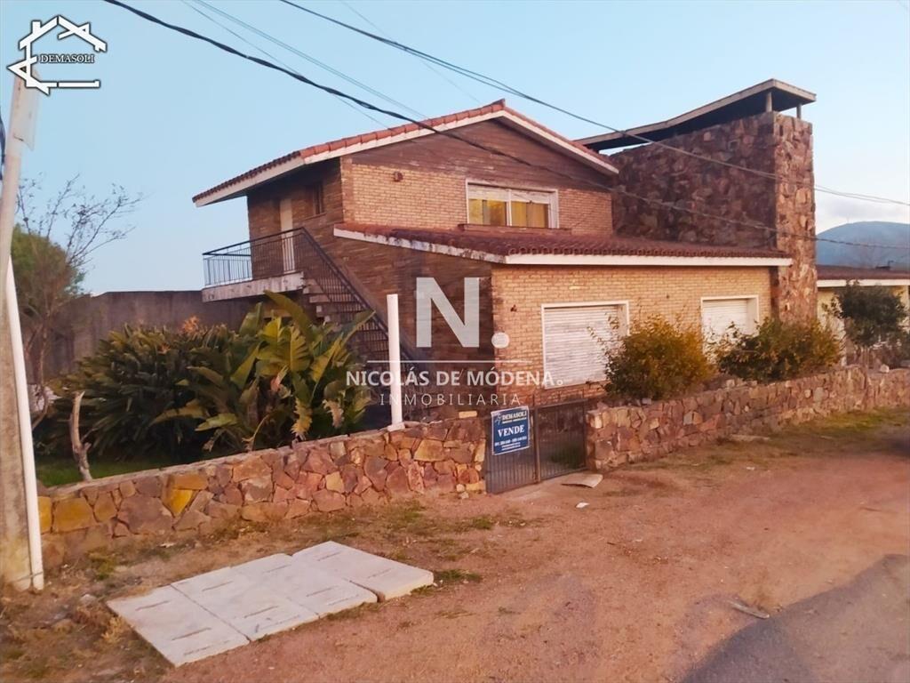 Se vende casa de gran porte, ubicada en la de la