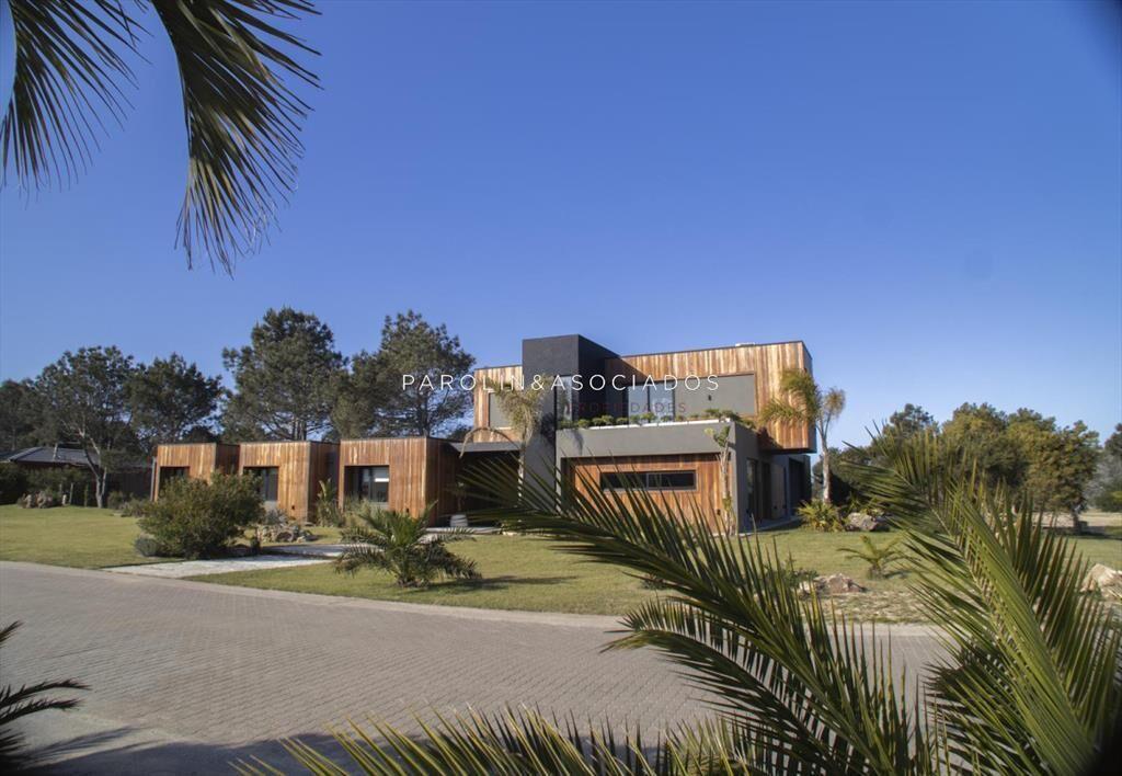 Hermosa casa en venta de 4 dormitorios en Laguna