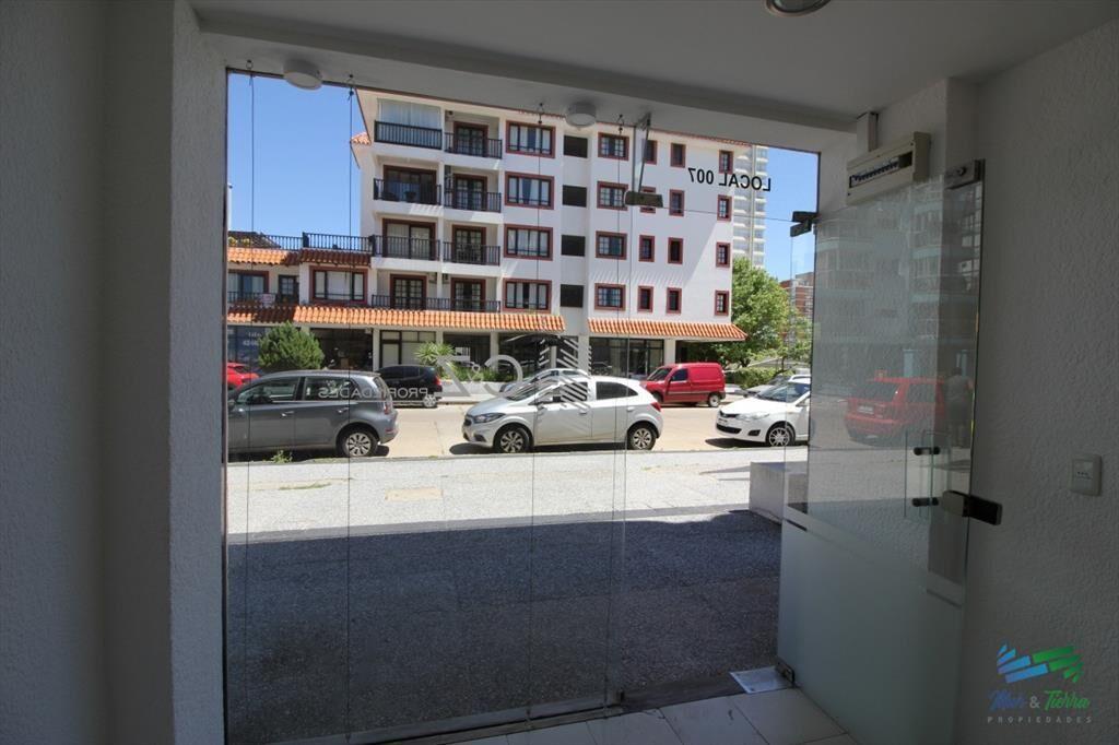 Se vende local a la calle en Punta del Este, zona