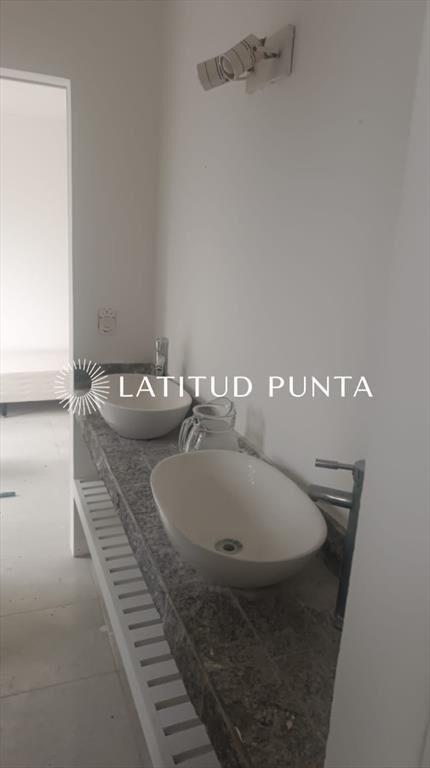 Venta de casa reciclada a 100 metros playa de edificio Dela
