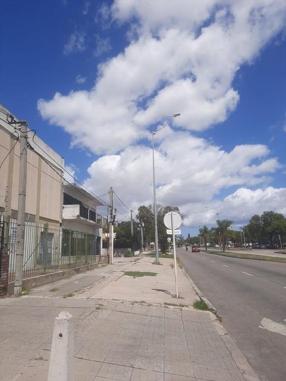 Local industrial dos niveles a dos frentes.