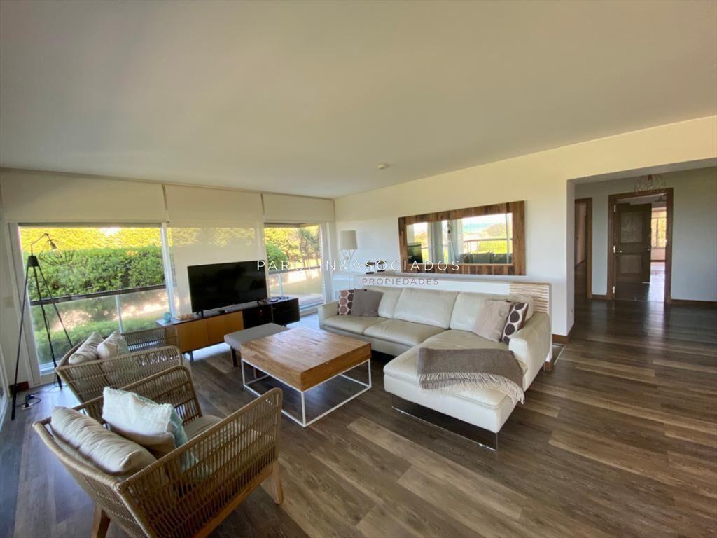 Hermoso apartamento en playa brava en primera al