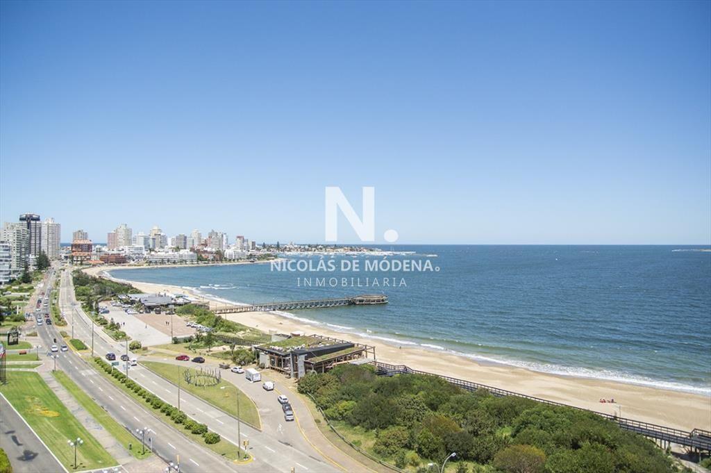 Vende apartamento de 3 dormitorios en Playa Punta