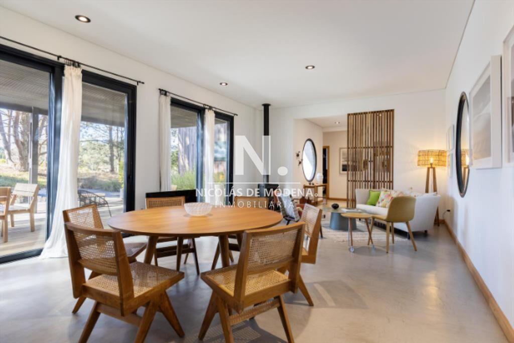 Vende casa de 4 dormitorios, en Laguna Escondida.
