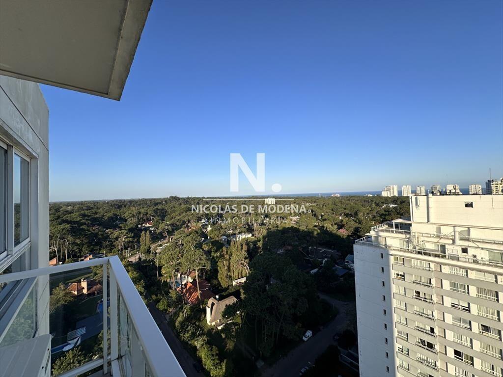 Vende apartamento unificado en Torre Yoo, Punta