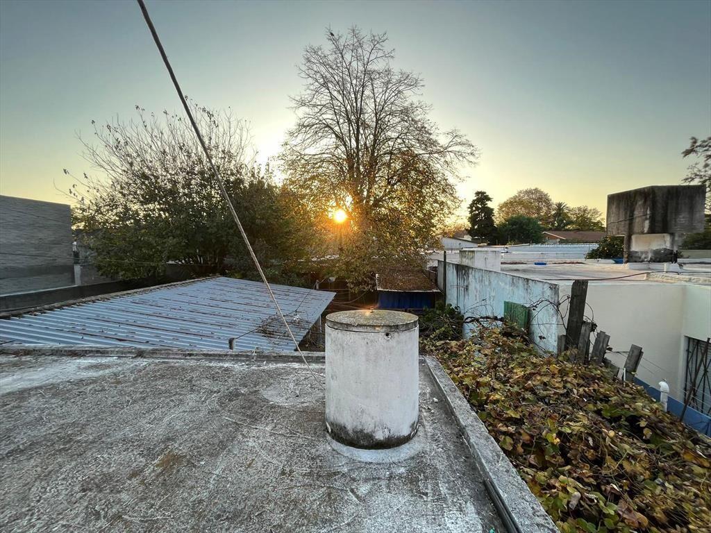 Gran casa de 10 ambientes, 4 baños, gran frente y fondo, es