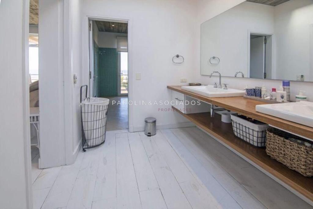 Casa de 3 dormitorios en venta en Manantiales,