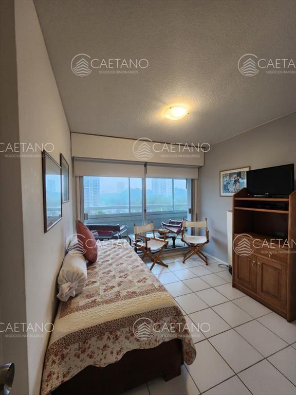 Vende apartamento de 2 dormitorios en Punta del