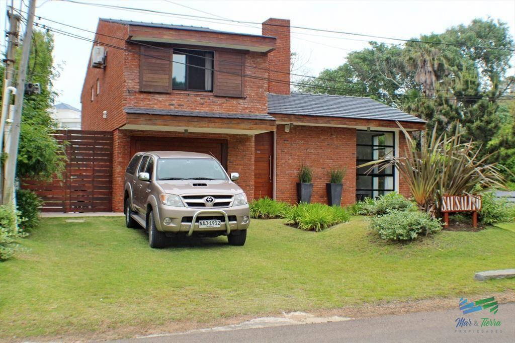 En alquiler!! Moderna casa ubicada a 1 cuadra el