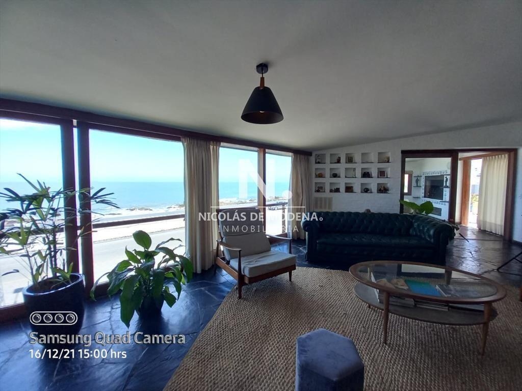 Vende casa en excelente estado, reciclada. De 6