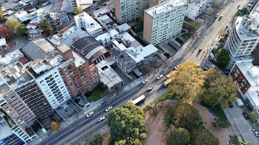 Edificio Terios, Agraciada frente Plaza Suarez. Parrilleros