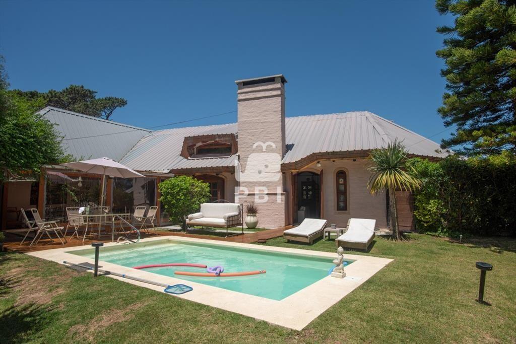 Muy amplia casa con piscina, parrillero y anexo.
