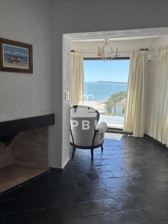 Casa en venta en Punta Ballena, con vista al mar.