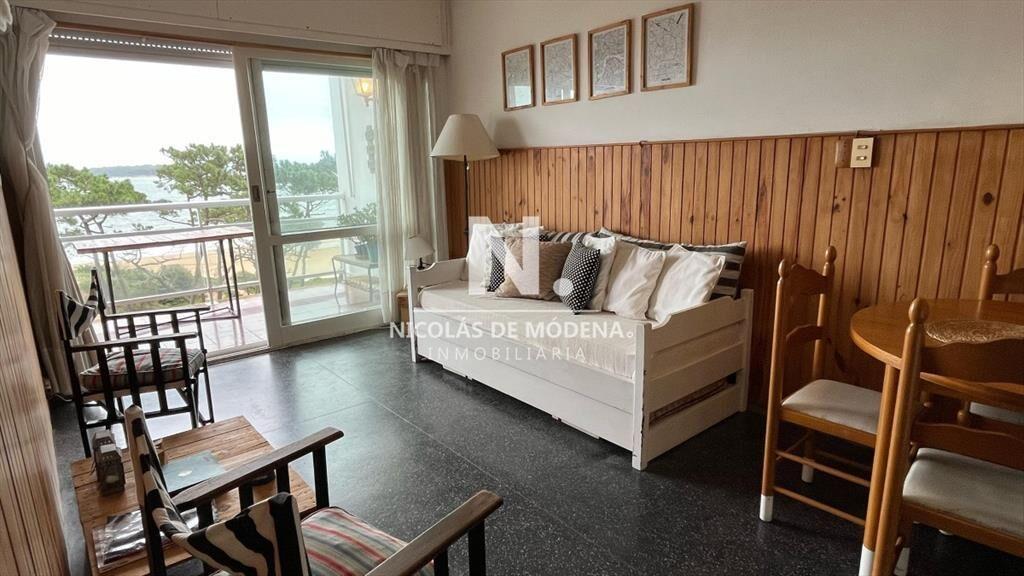 Vende impecable departamento con vista al mar, en
