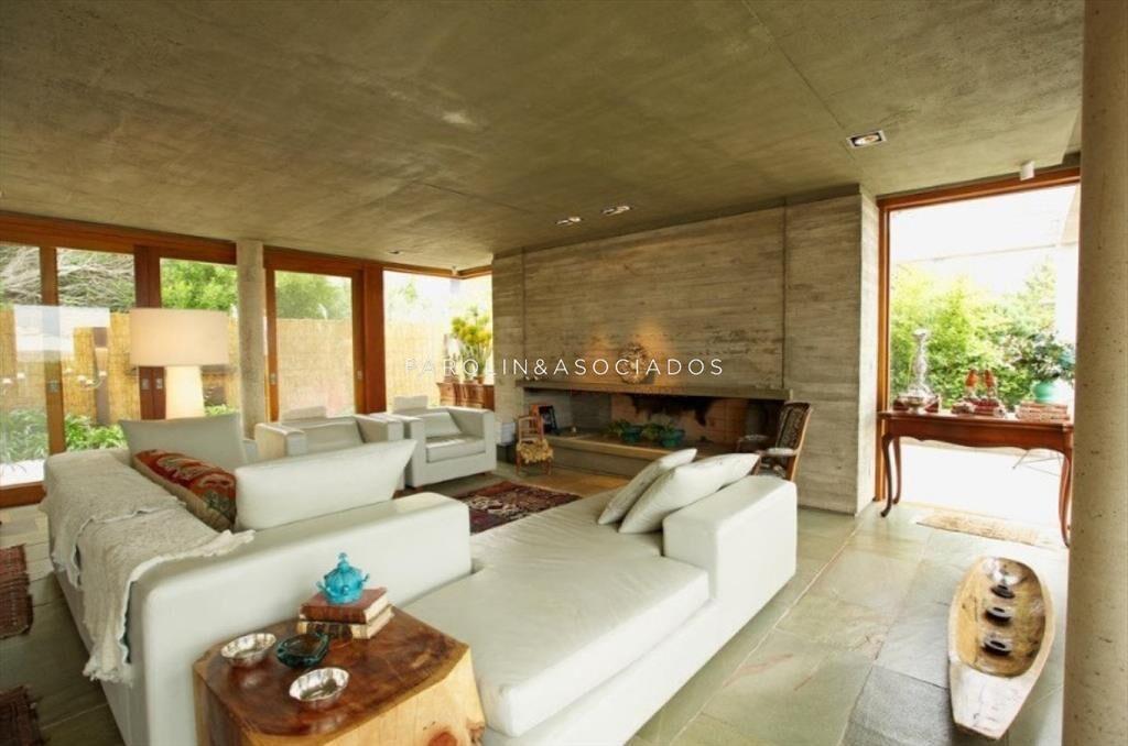 Moderna casa en venta con 3 Suites y piscina en El Chorro,