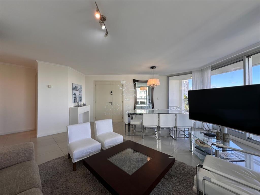 Hermoso apartamento en venta de 3 dormitorios y