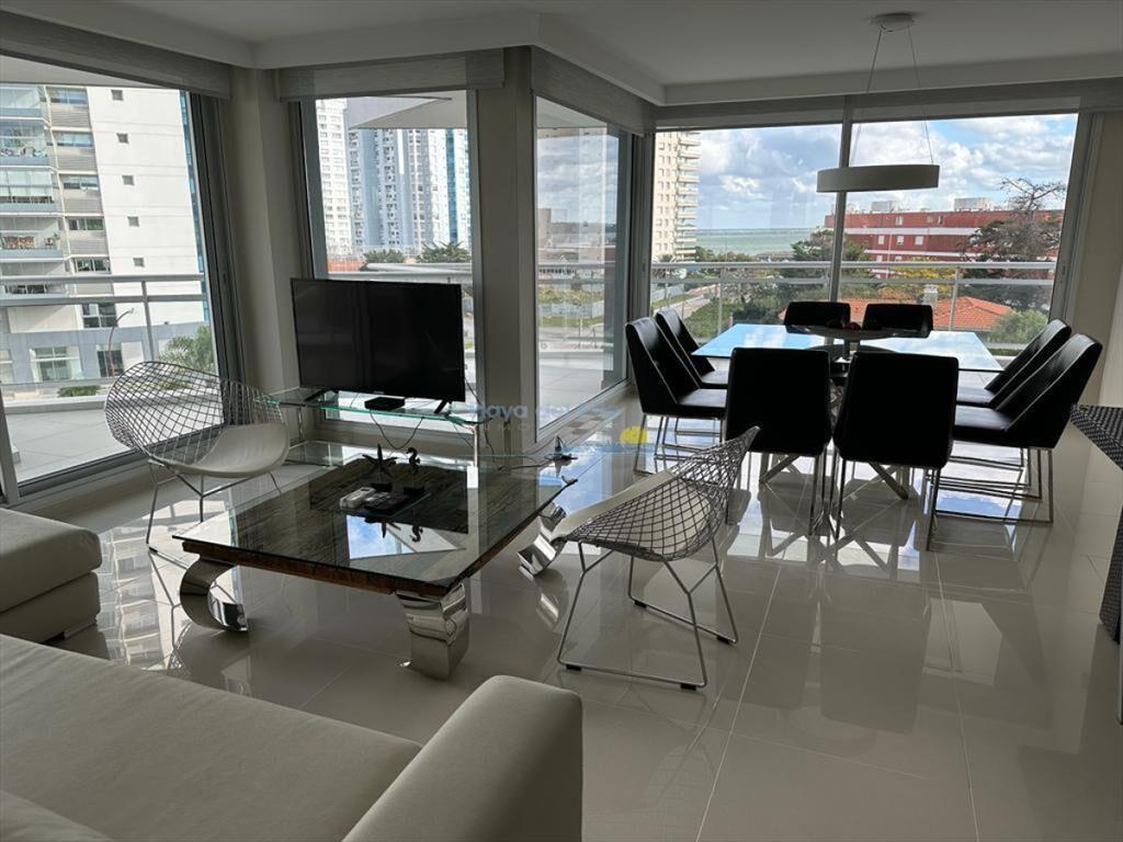 Apartamento en Venta de 3 Dormitorios en Punta ,