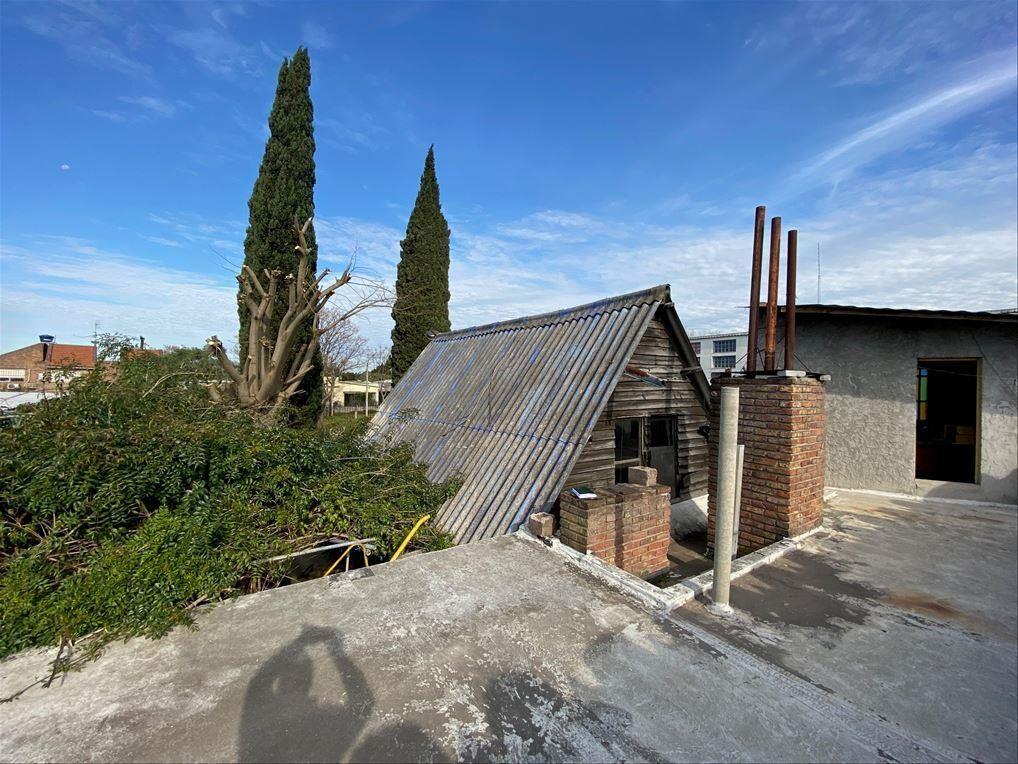 Venta de Amplio terreno con depósitos, galpones y casas