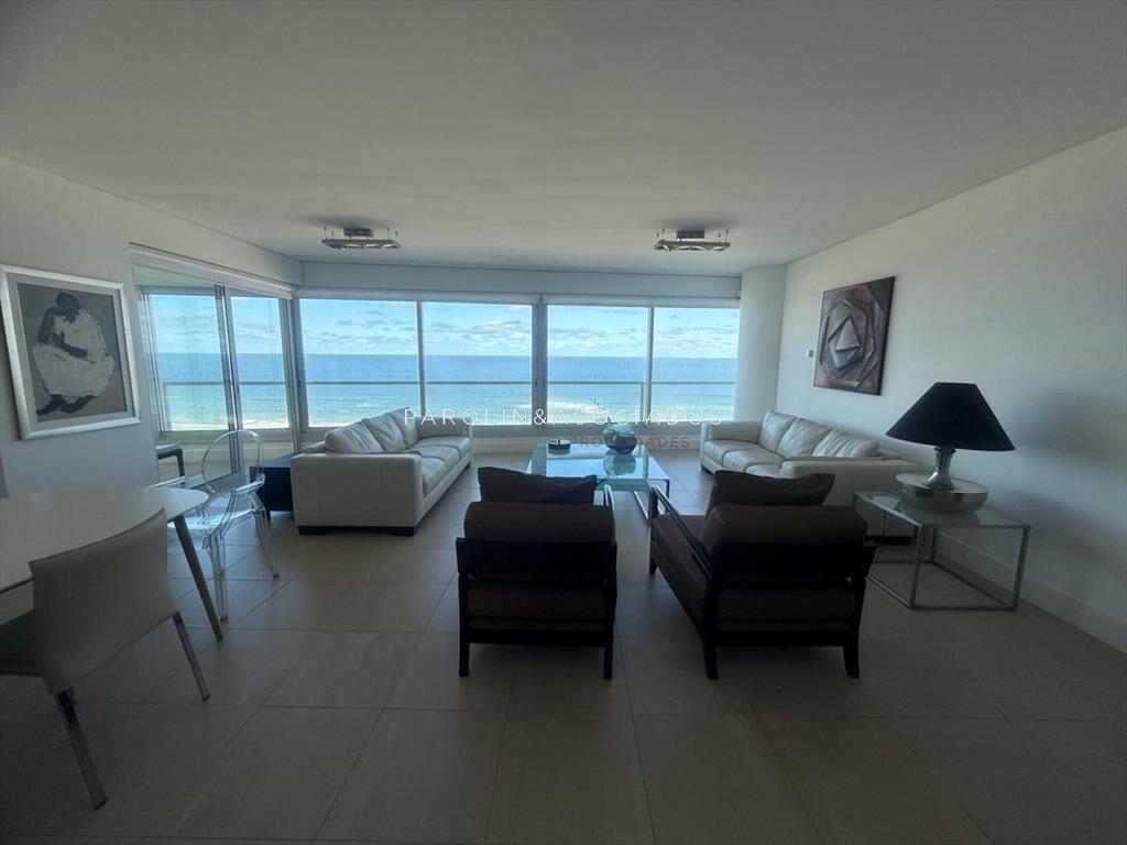 Apartamento en venta de 3 dormitorios en edificio
