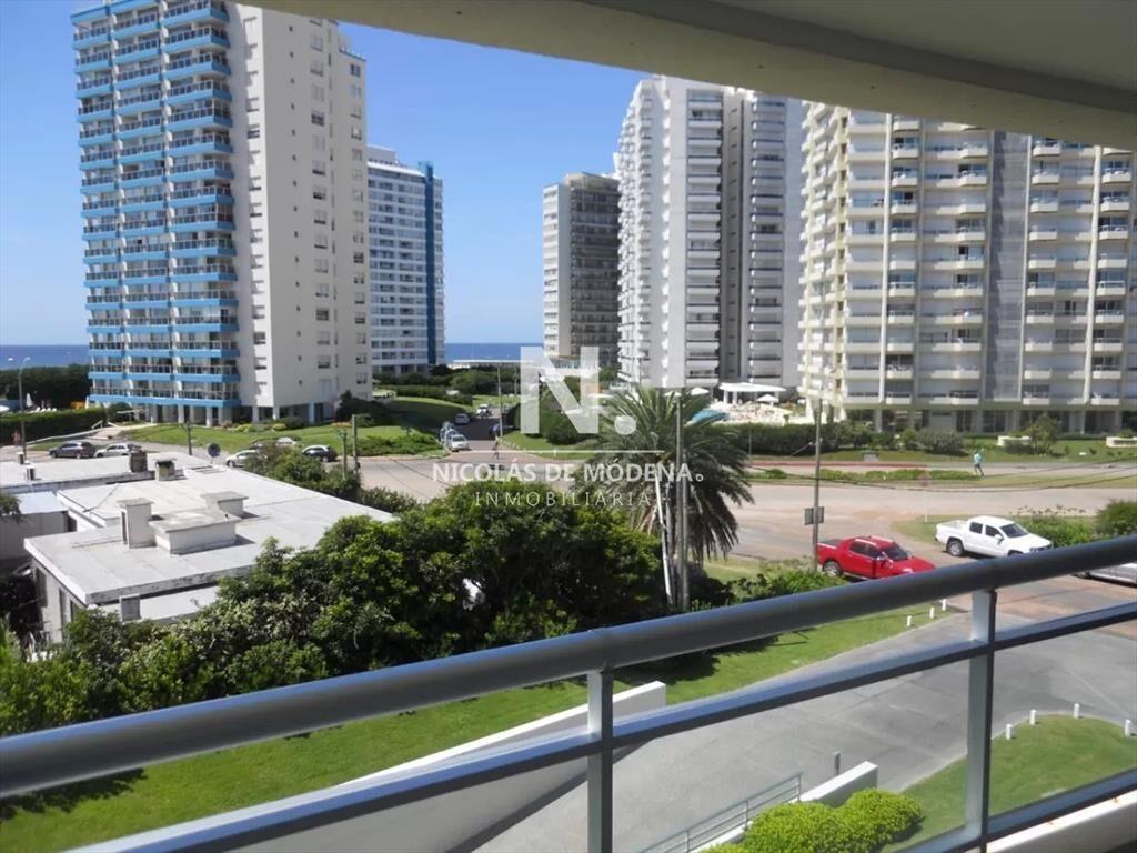 Viviendo en las alturas en Forest Tower I, con y