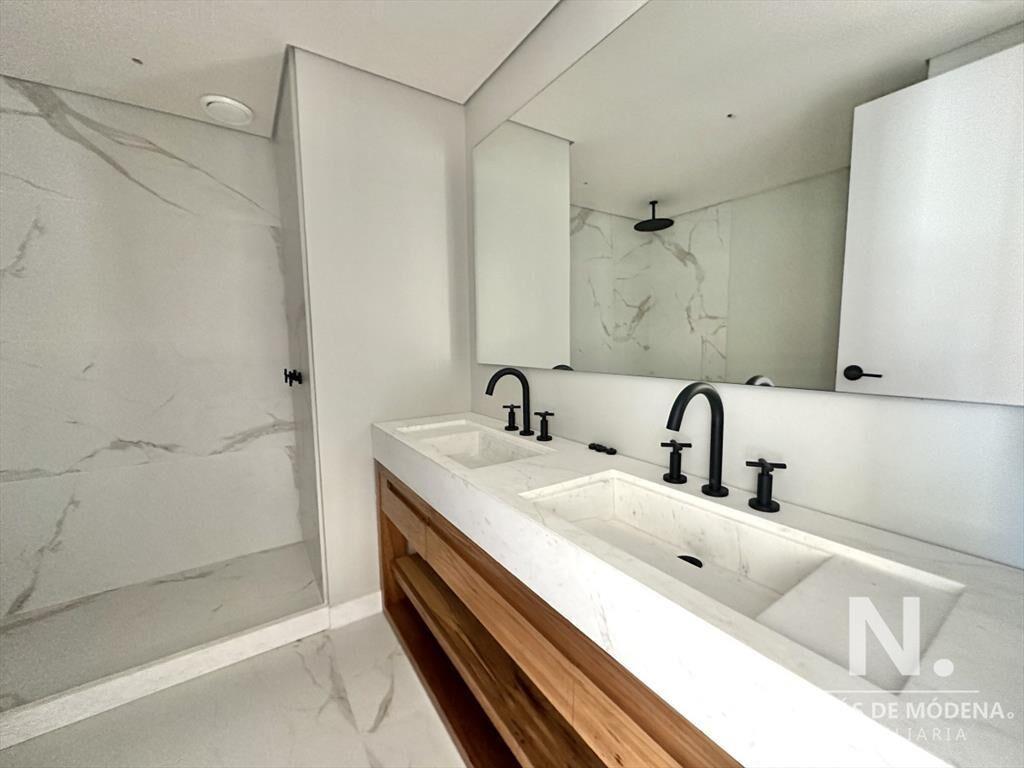 Vende departamento de 3 dormitorios en Manantiales.