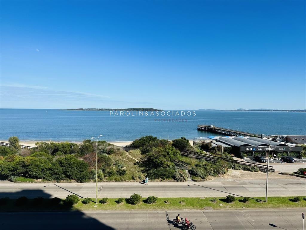 Apartamento de 3 dormitorios en venta sobre playa mansa
