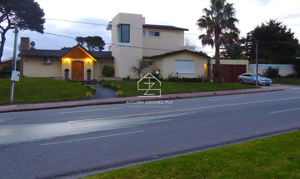 RESIDENCIA A 100 METROS DEL MAR EN MANSA
