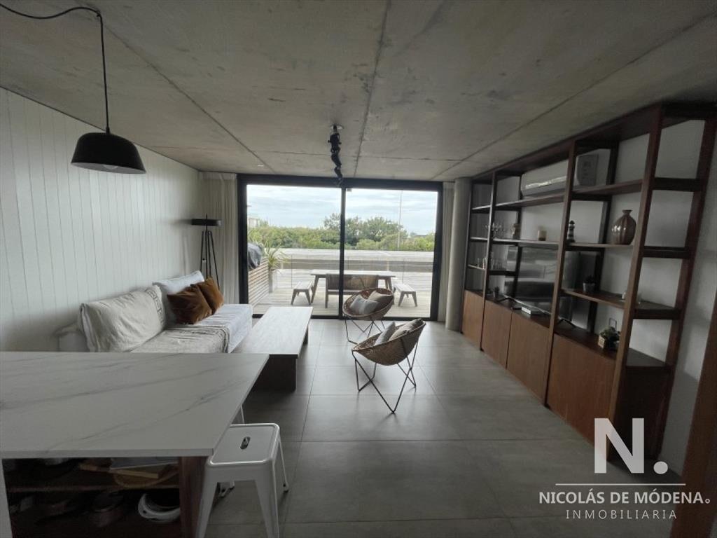 Vende apartamento en Manantiales de 2 dormitorios.
