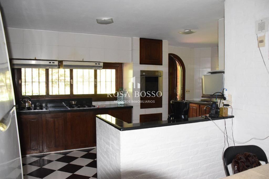 Hermosa propiedad con gran jardin en zona