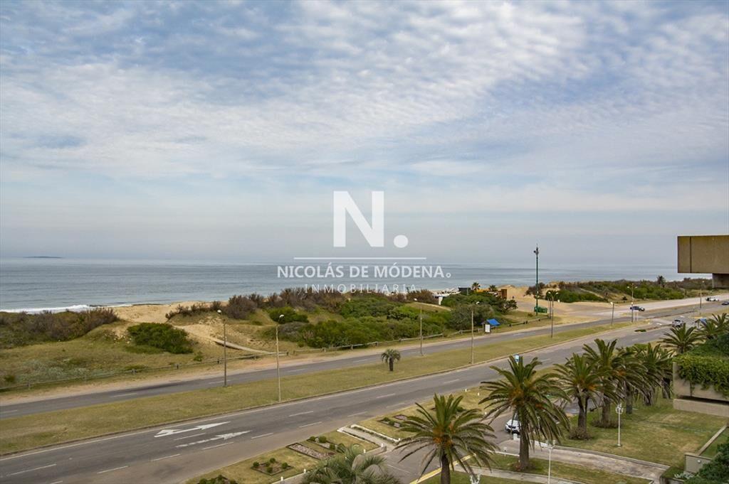 Departamento frente a Playa Brava en venta. 3