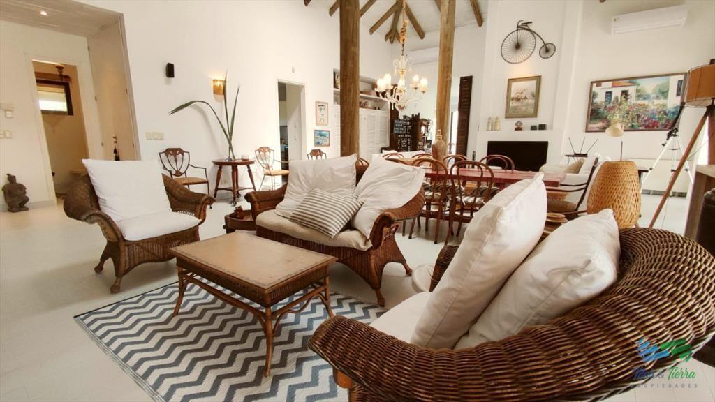Venta de Hermosa Casa sobre la laguna en El