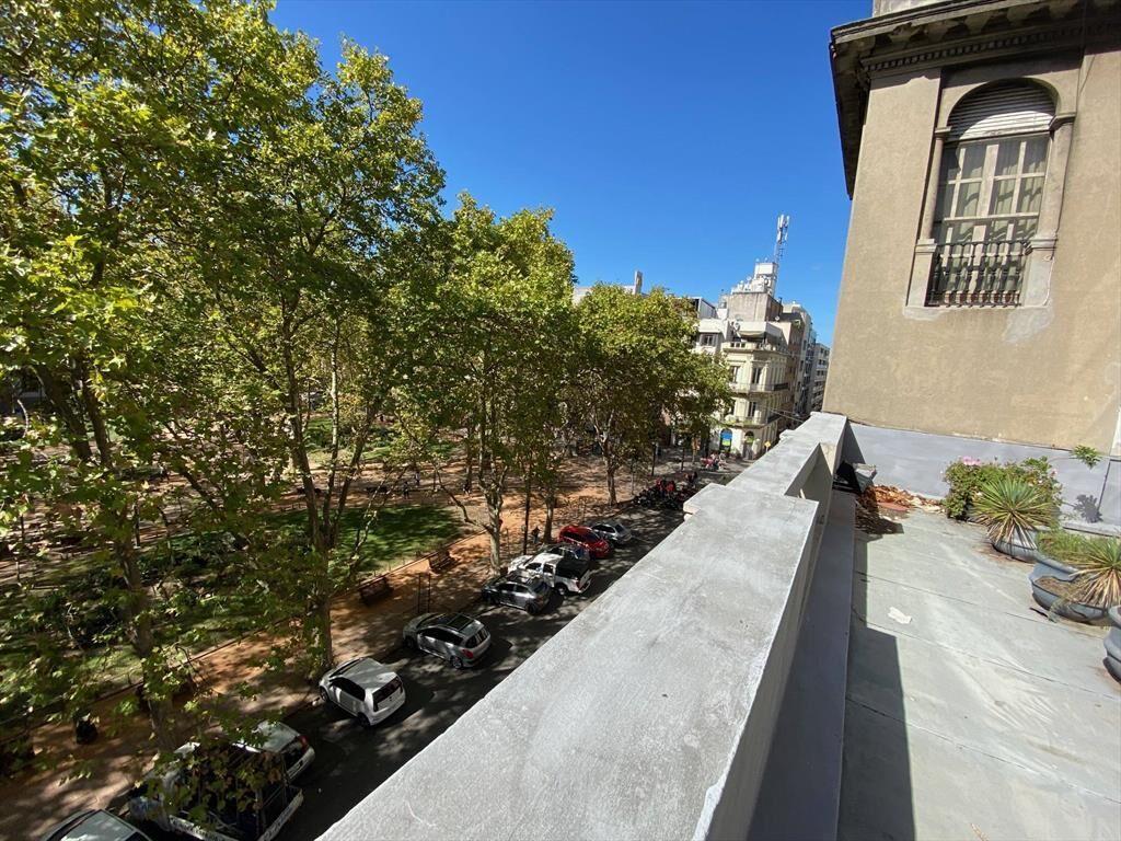 Alquiler - Oficina con vista a Plaza Matríz, 184 m2 con 42 d