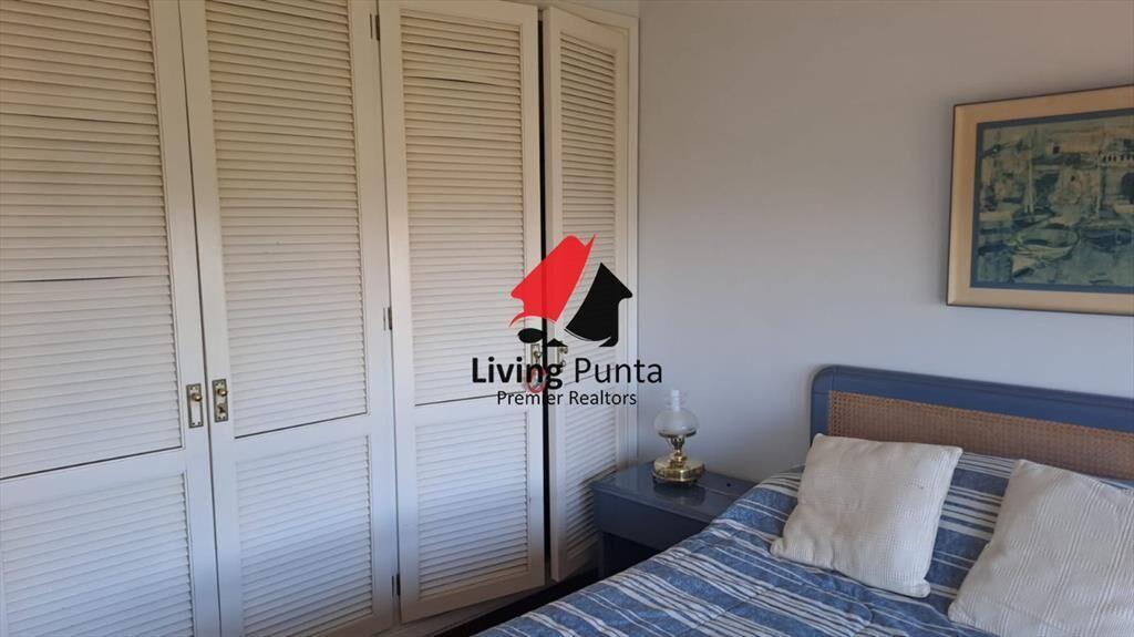 Vende apartamento de 2 dormitorios más servicio
