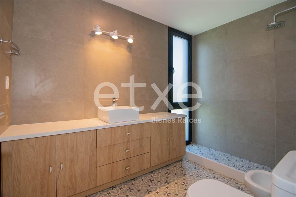Casa en Venta con Renta en Cumbres de Carrasco...
