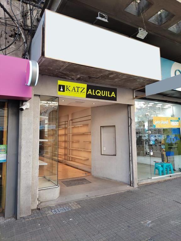 local, 18 de julio frente a la universidad, 70 m2 de salón,