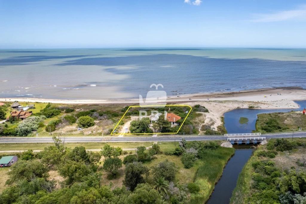 Casa en primera lÃ­nea al mar - Ref : PBI1129