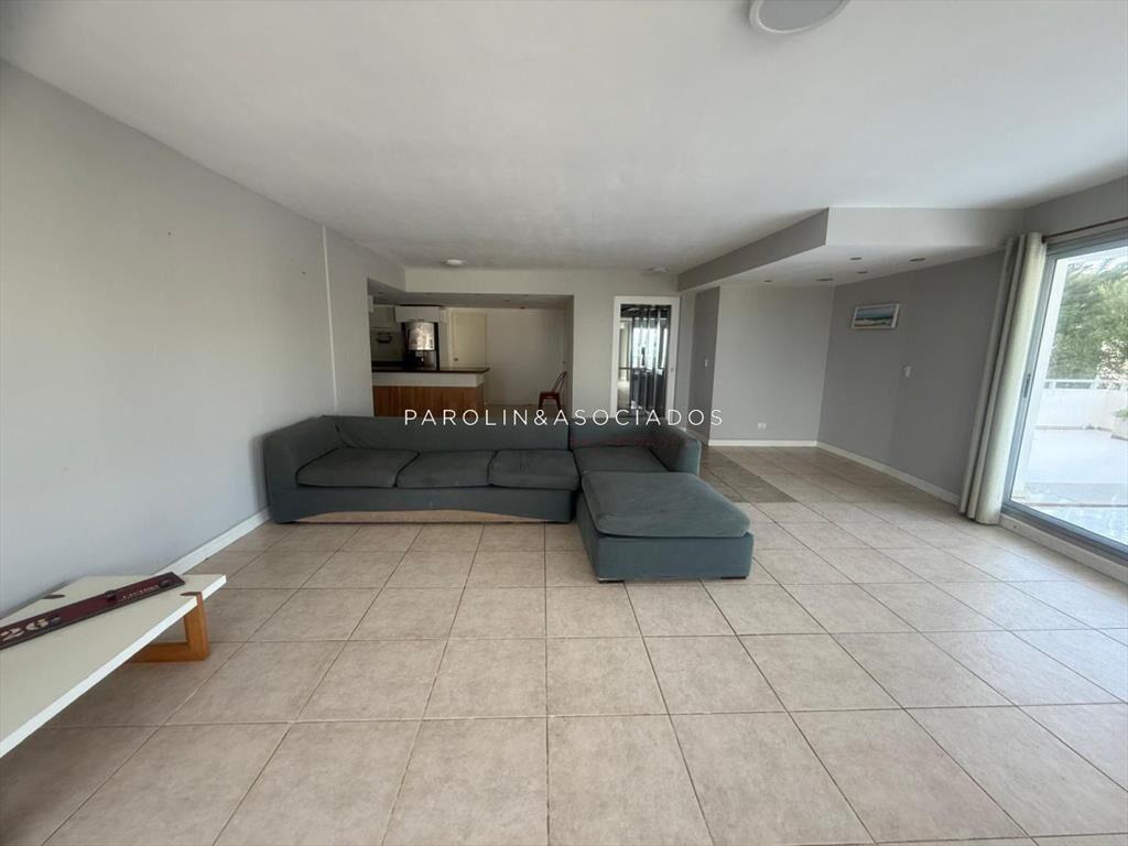 Apartamento en Venta de 3 Dormitorios en Edificio