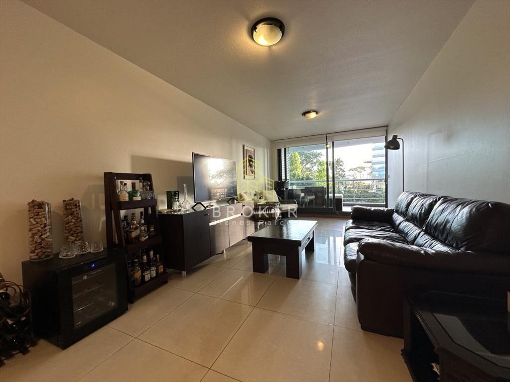 Venta de apartamento de dos dormitorios a media