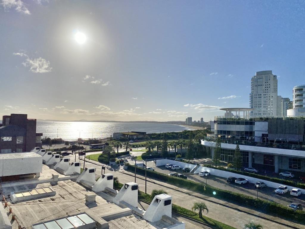 VENTA DE APARTAMENTO 3 DORMITORIOS + DEPENDENCIA