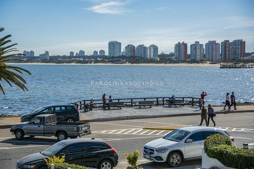 Apartamento de 4 dormitorios en venta con vista