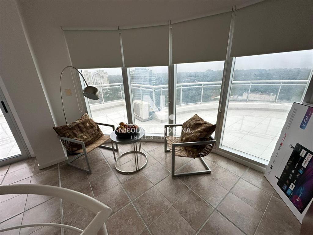 Penthouse de 3 dormitorios en venta a metros de