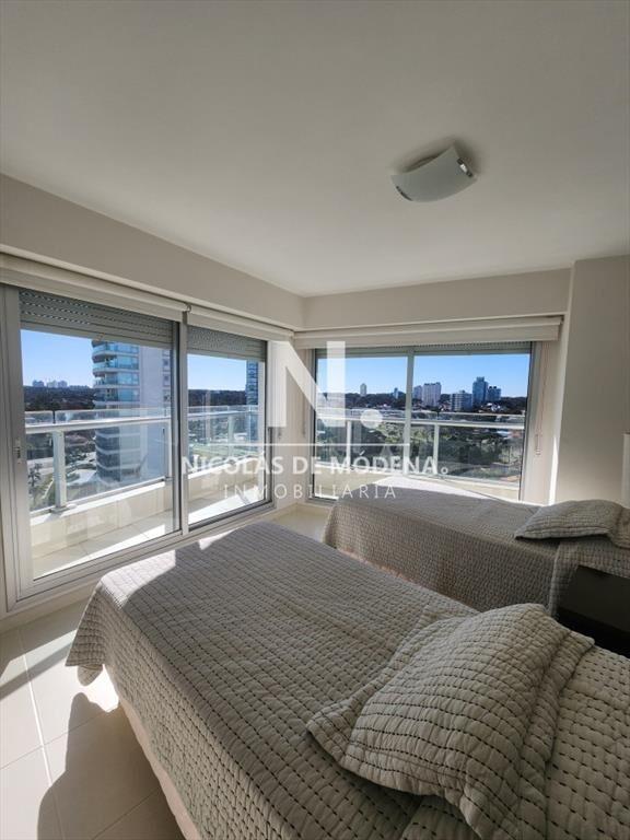 Vende apartamento de 3 dormitorios en Mansa- Punta del Este