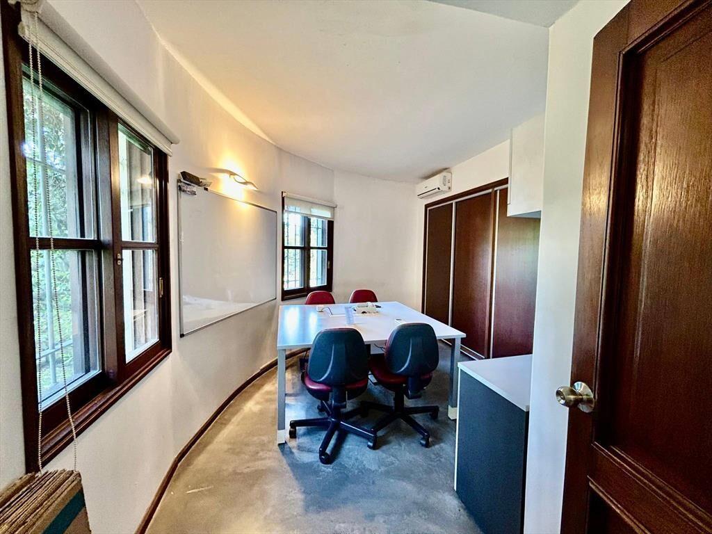 Venta de casa para oficinas en importante esquina de Carrasc